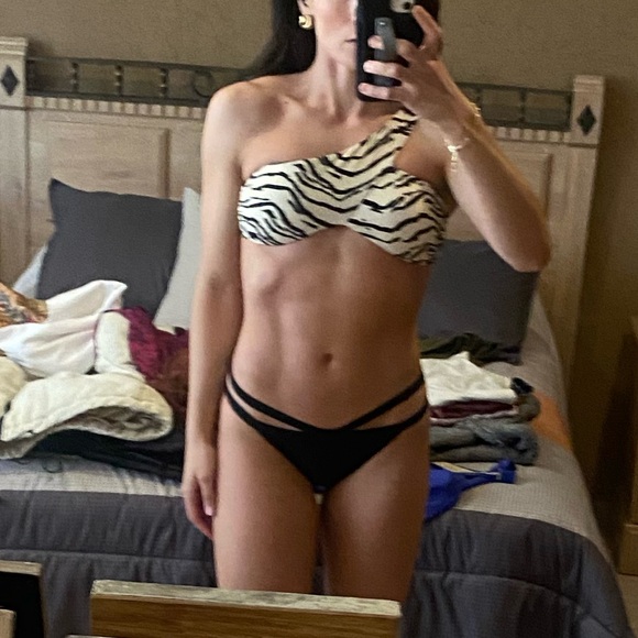 Weworewhat Asymmetrical bikini Tiger one shoulder top NO SIZE TAG but sz XS - Picture 7 of 7